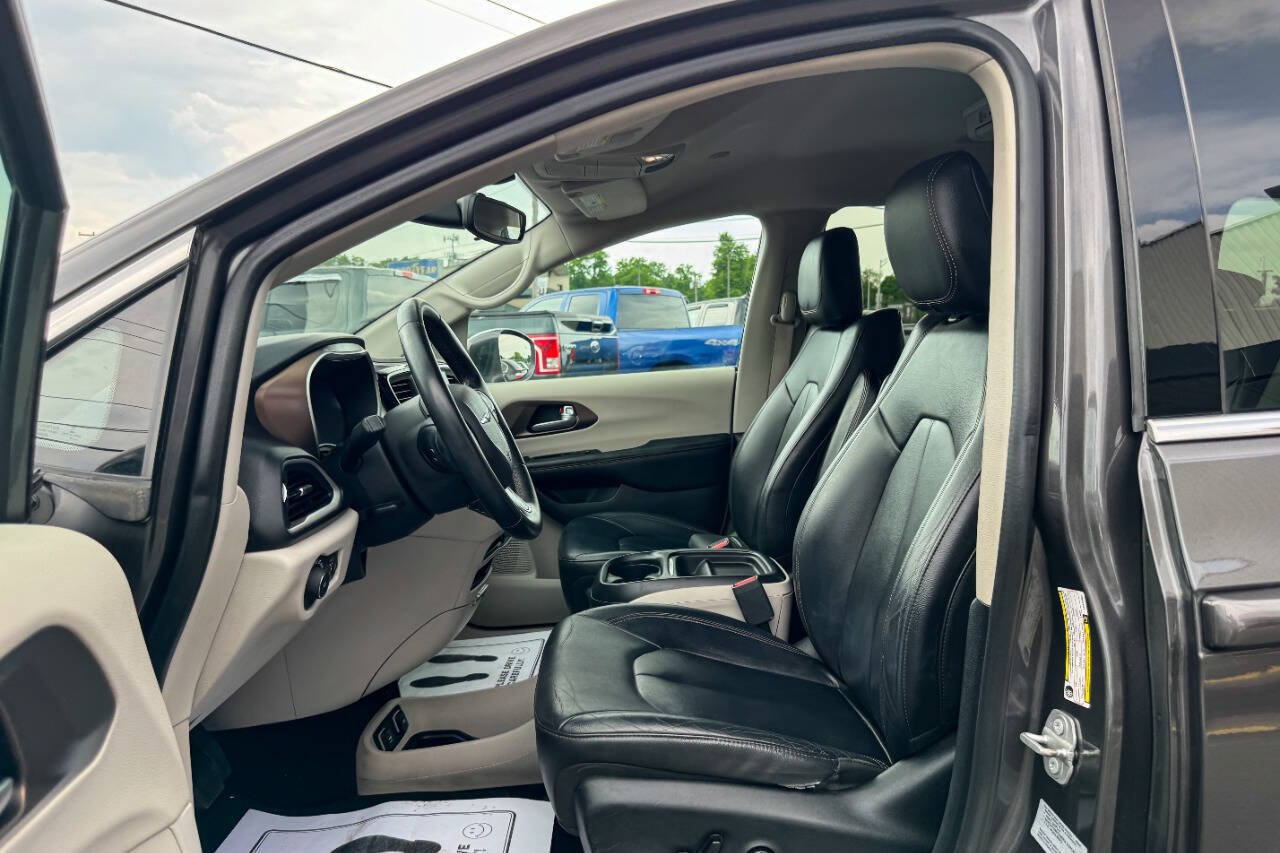 Used 2017 Chrysler Pacifica Touring-L FWD image 23
