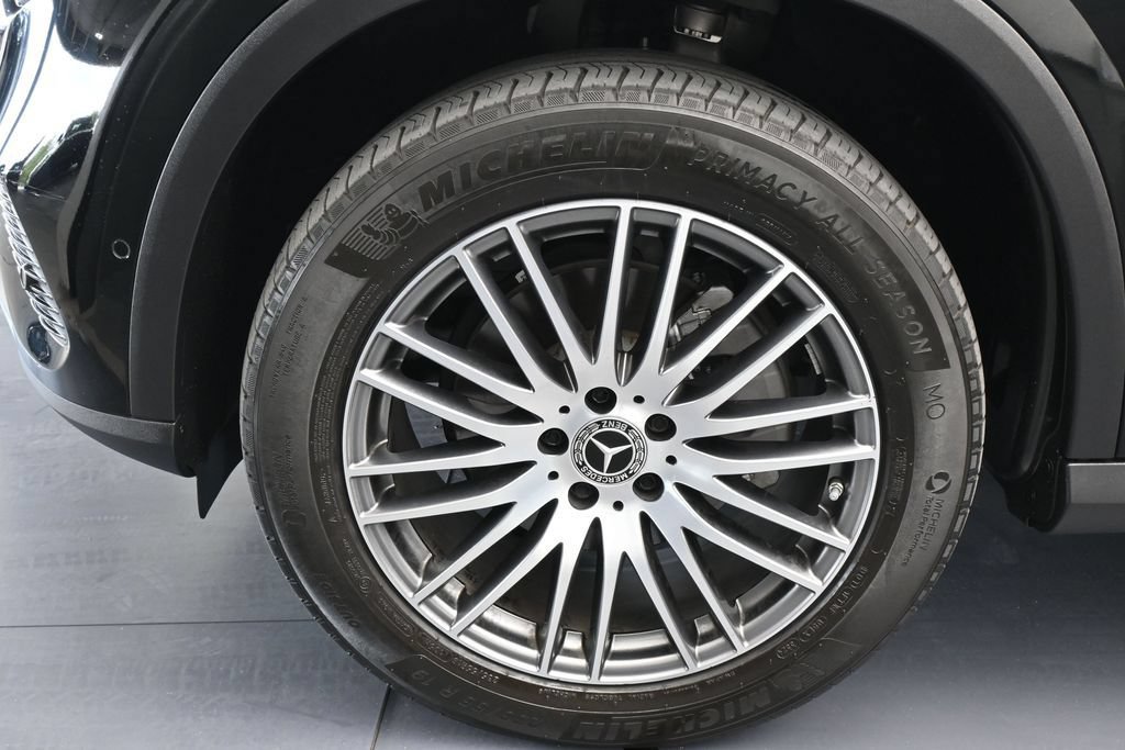 Used 2025 Mercedes-Benz GLC 300 4MATIC image 29