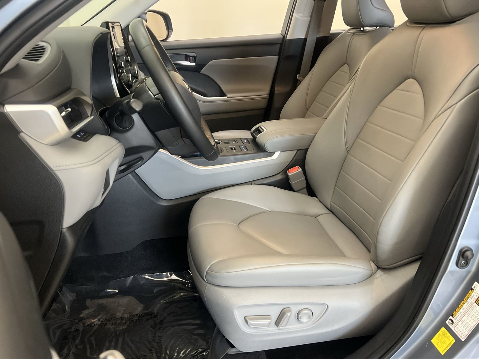 Used 2022 Toyota Highlander XLE AWD/4WD image 12