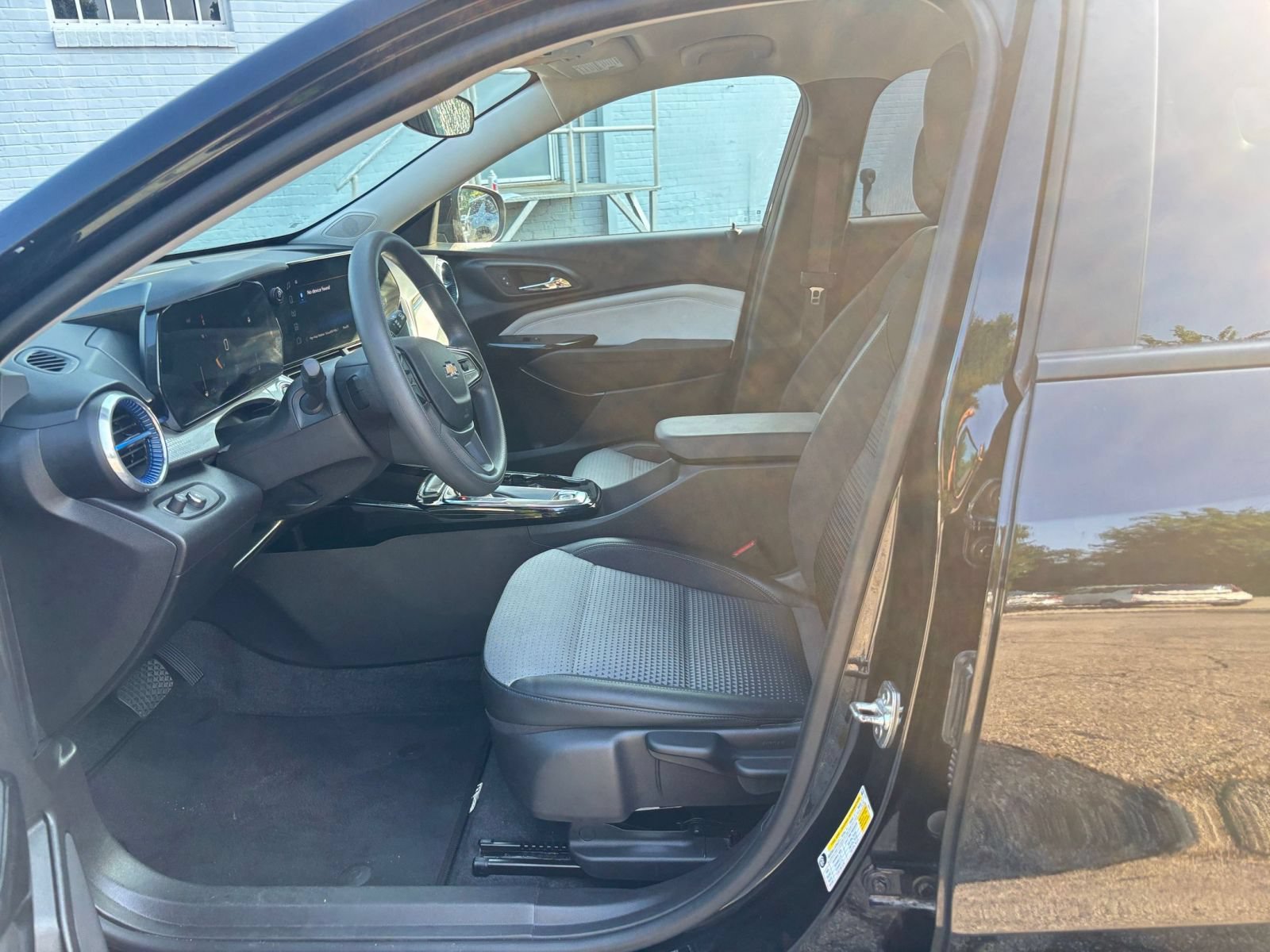 Used 2025 Chevrolet Trax LT FWD image 27