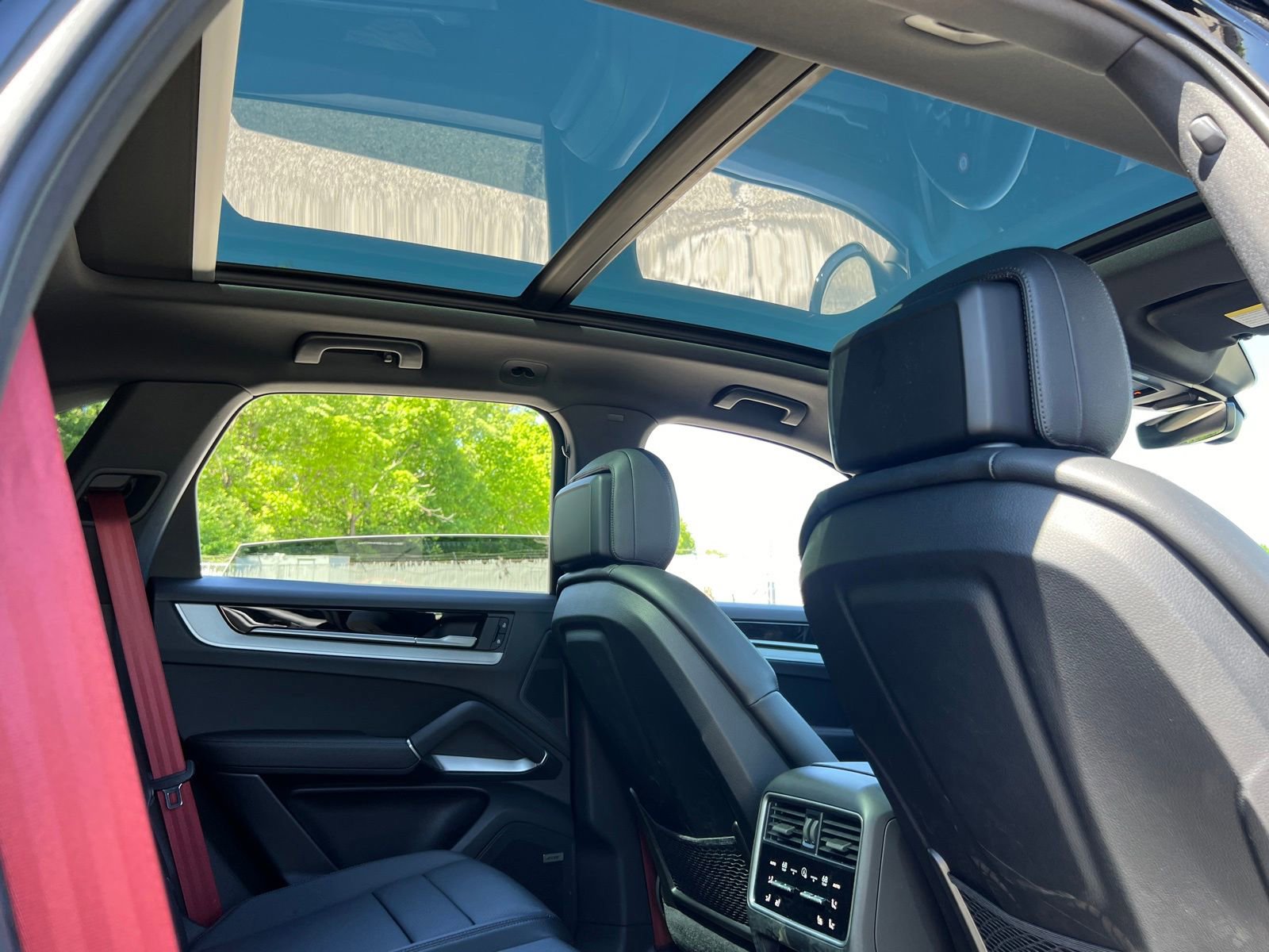 Certified 2024 Porsche Cayenne AWD/4WD image 36