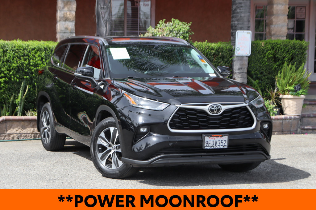 Used 2021 Toyota Highlander XLE AWD/4WD image 2