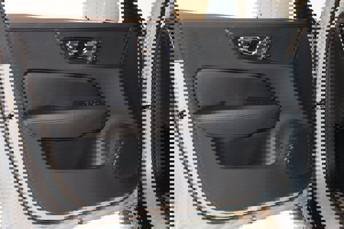 Used 2025 Volvo V60 B5 Cross Country Plus image 29