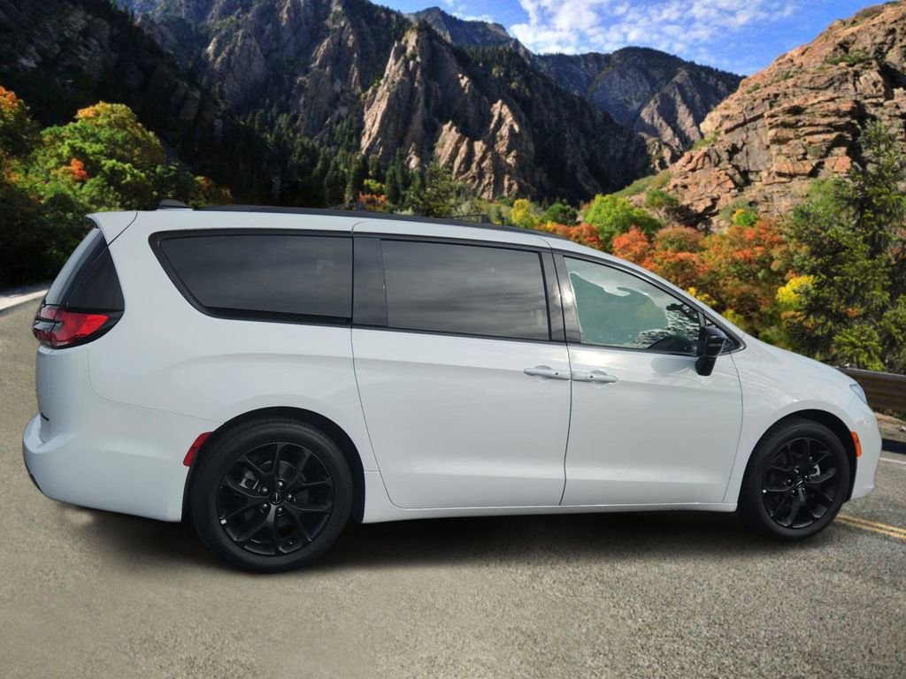 Used 2025 Chrysler Pacifica Limited FWD image 2