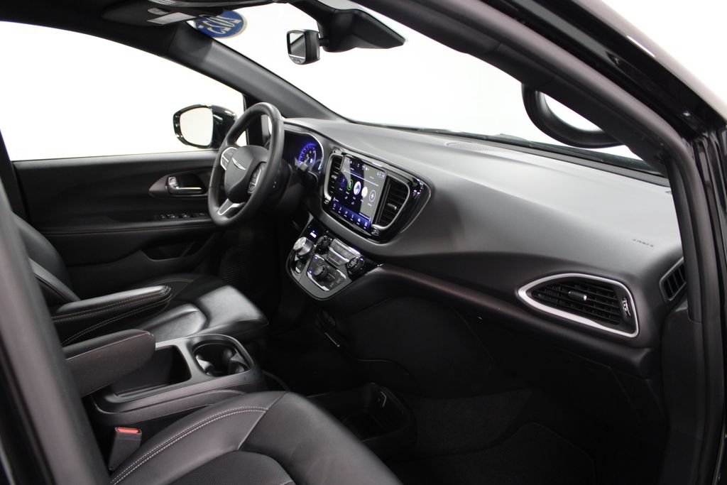 Used 2025 Chrysler Pacifica Select FWD image 28