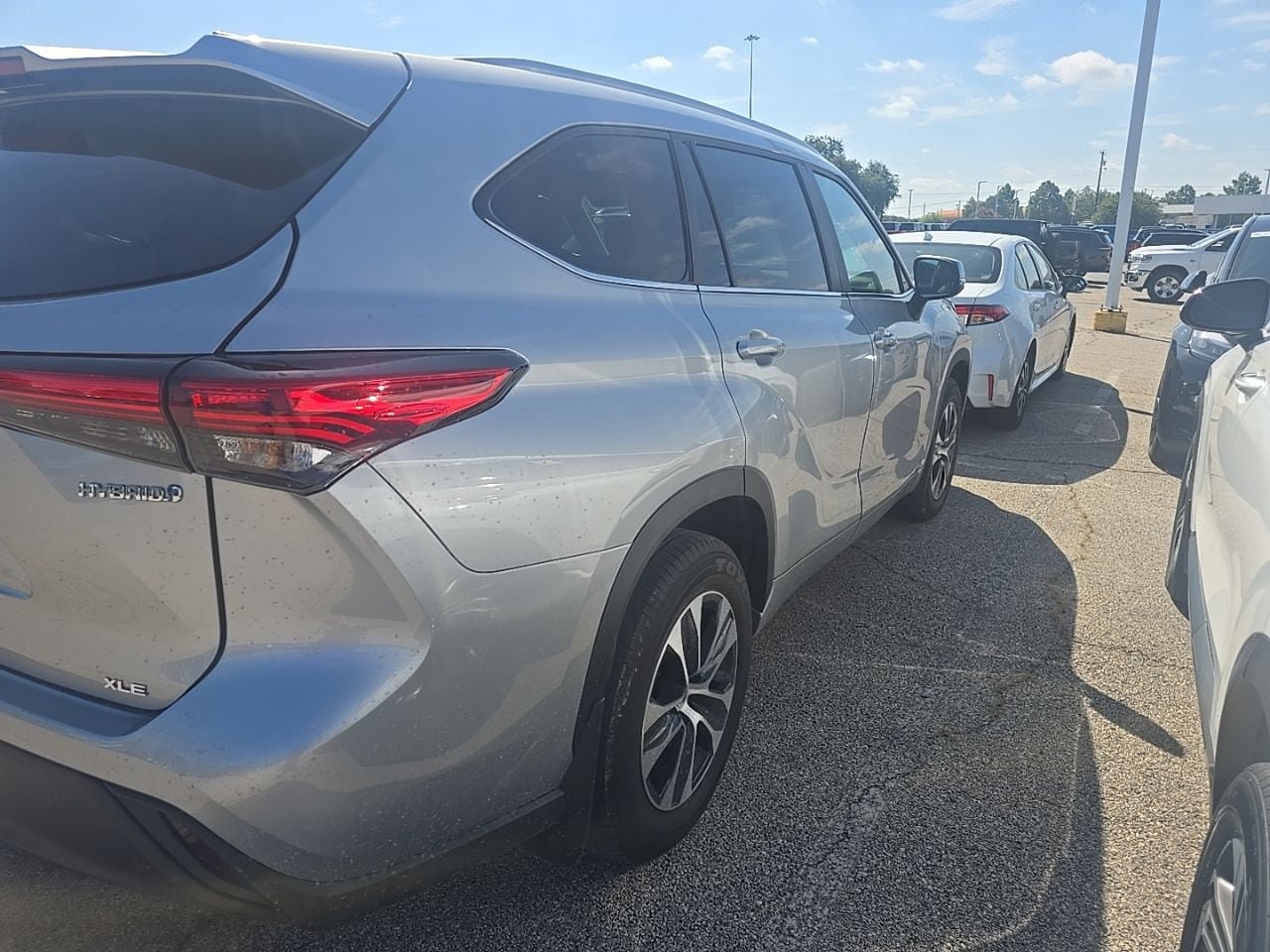 Used 2023 Toyota Highlander XLE AWD/4WD image 3