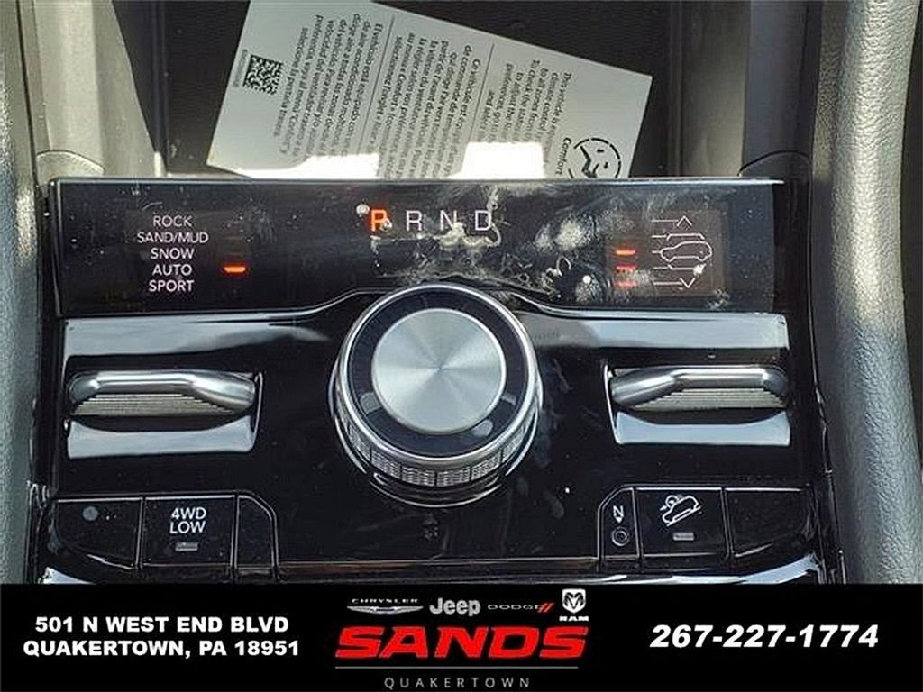 New 2023 Jeep Grand Cherokee Overland w/ Luxury Tech Group IV AWD/4WD image 18