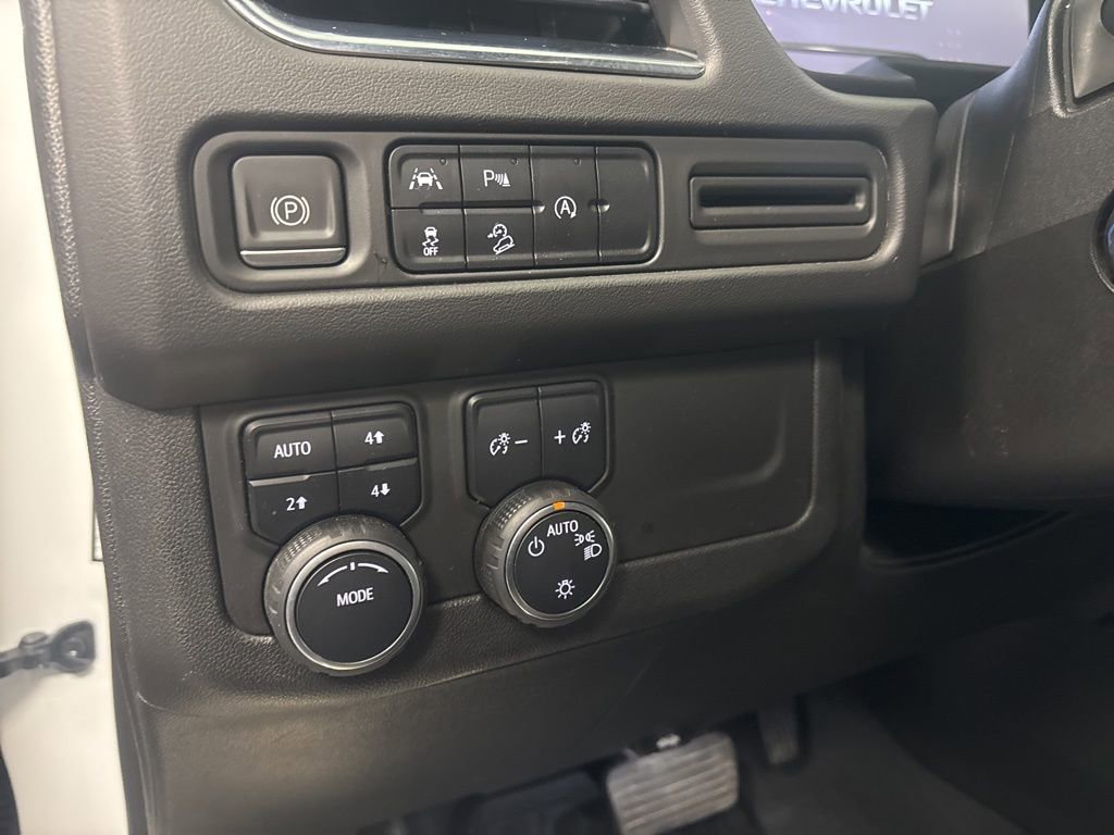 Used 2023 Chevrolet Suburban Premier image 16
