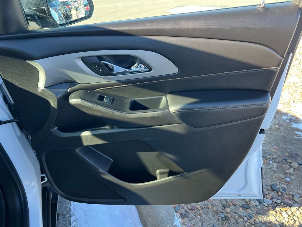 Used 2021 Chevrolet Traverse LT w/ LPO, Blackout Package image 28