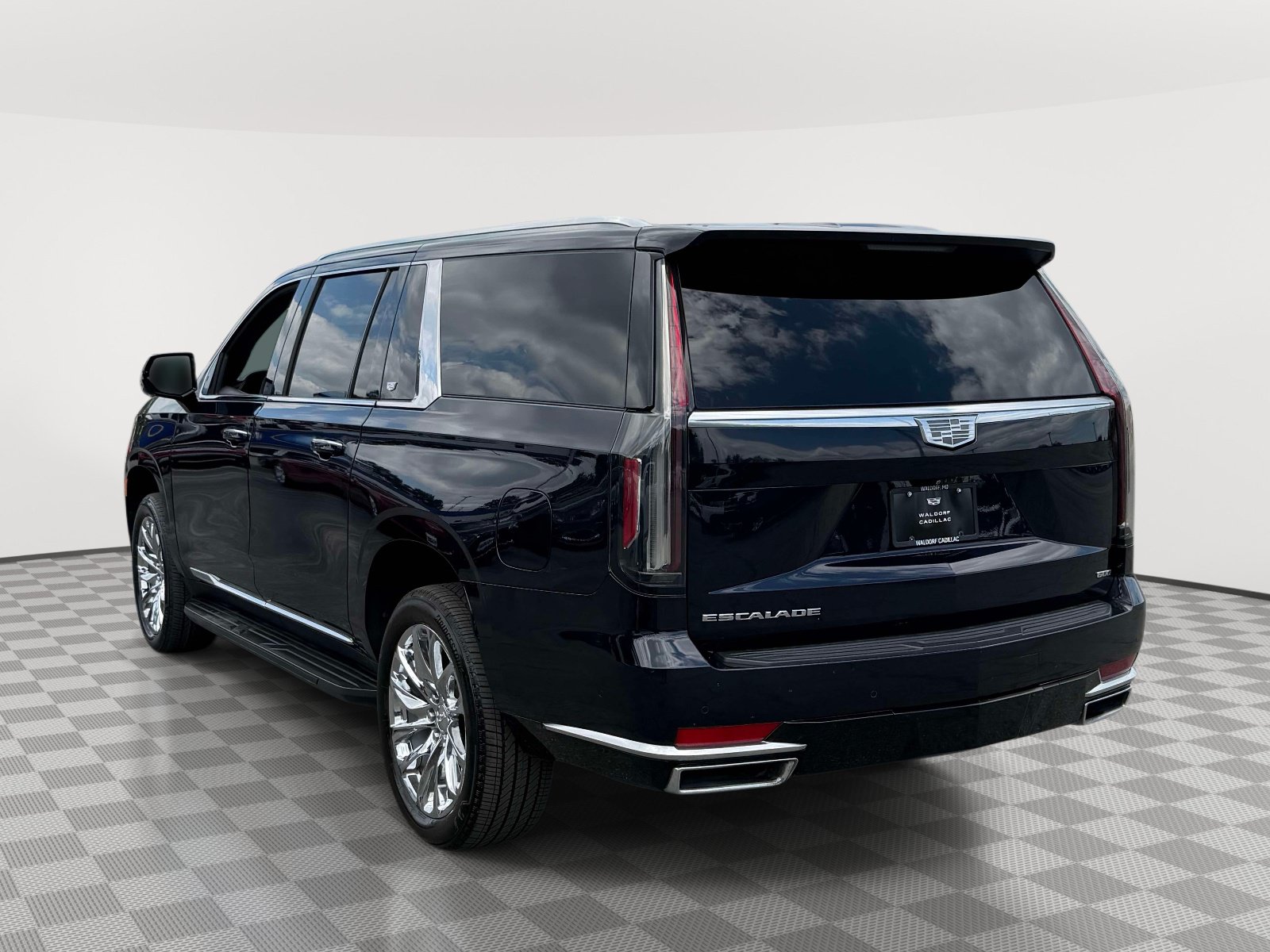 Certified 2022 Cadillac Escalade ESV Premium Luxury Platinum w/ LPO, Radiant Package AWD/4WD image 4