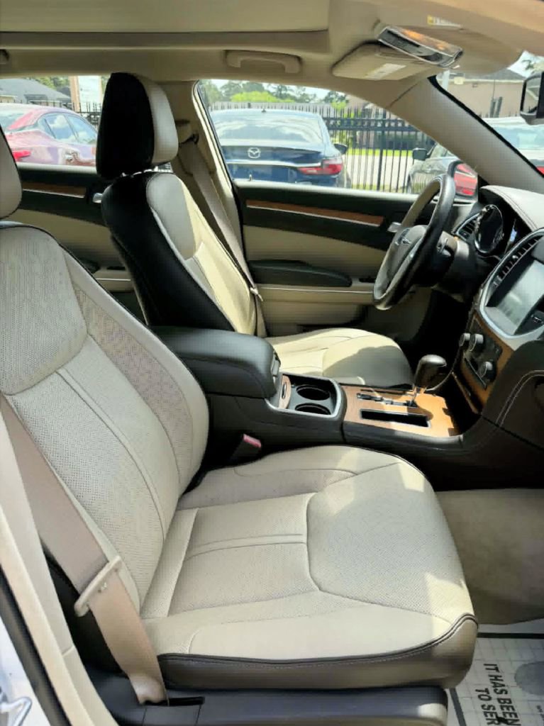 Used 2012 Chrysler 300 C Luxury Series image 12