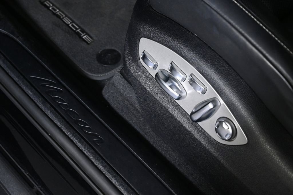 Certified 2023 Porsche Macan AWD/4WD image 25
