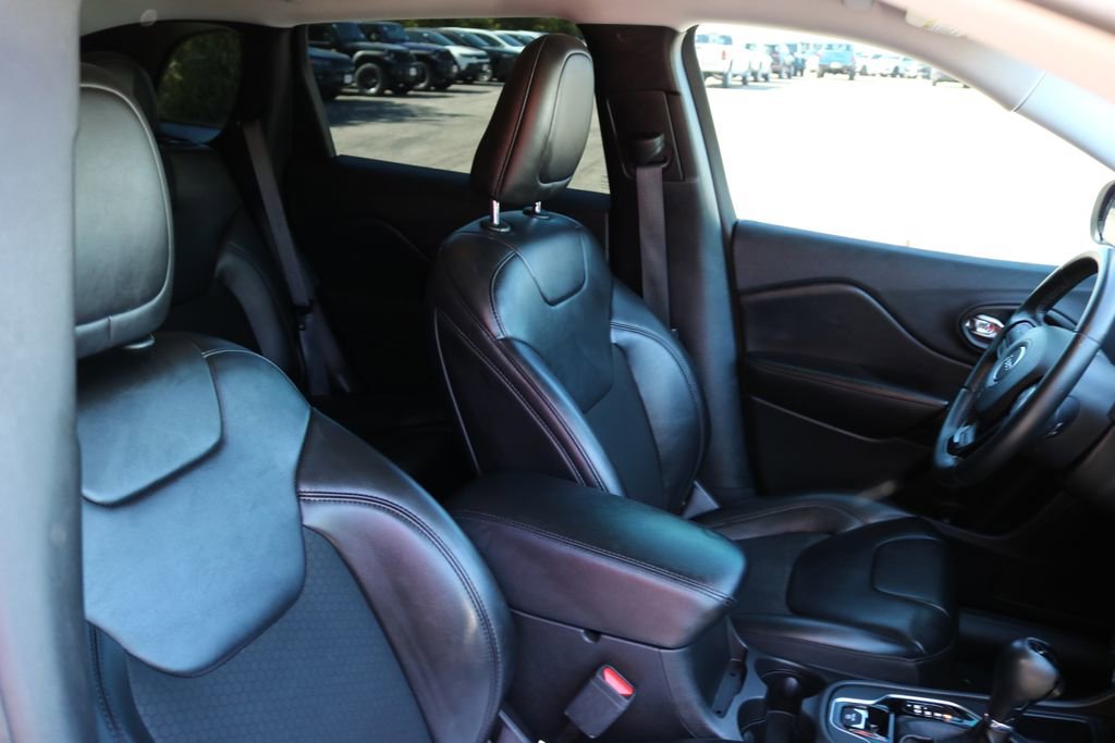 Used 2020 Jeep Cherokee Latitude Plus image 18