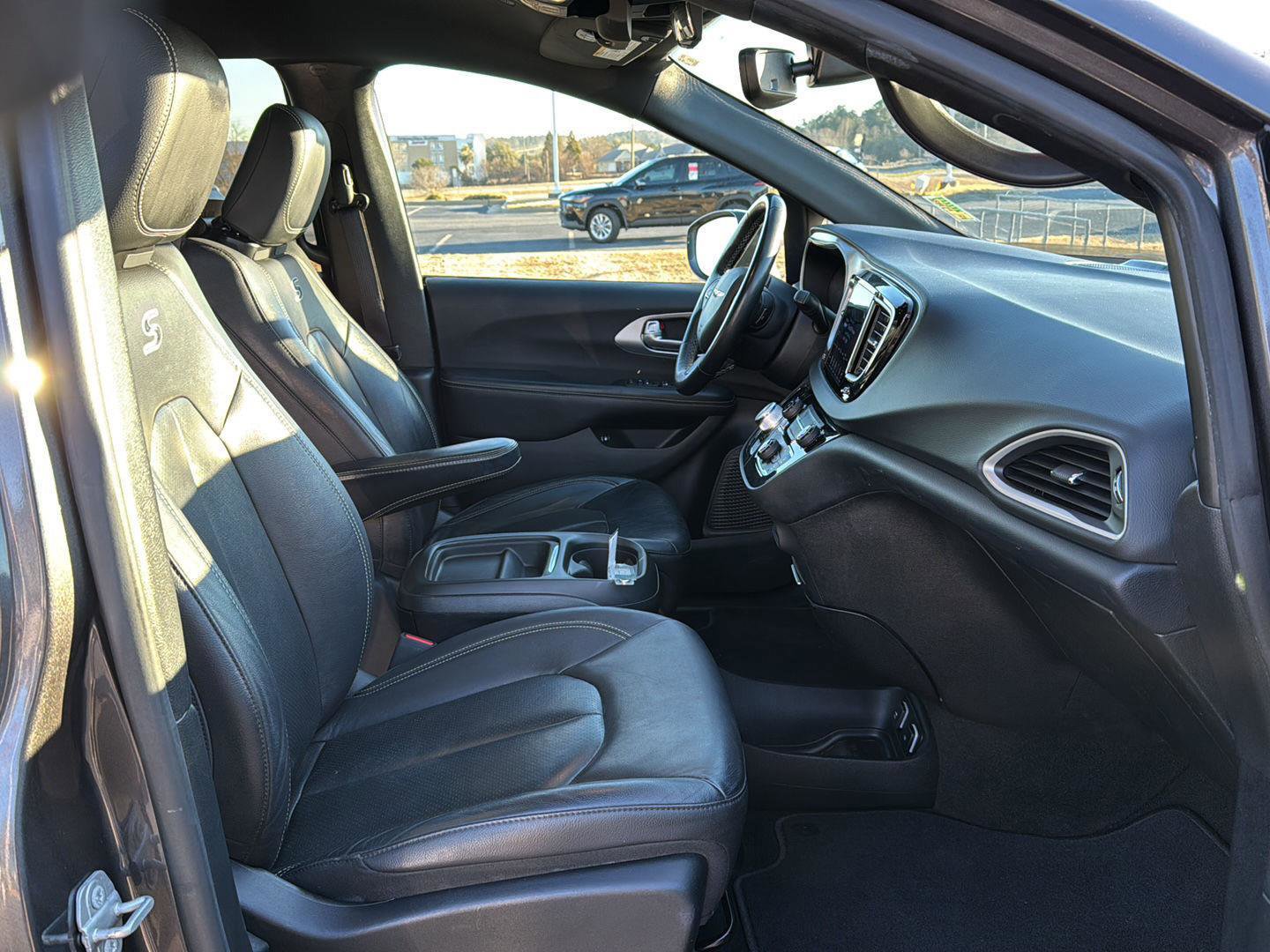 Used 2020 Chrysler Pacifica Touring-L w/ S Appearance Package image 10