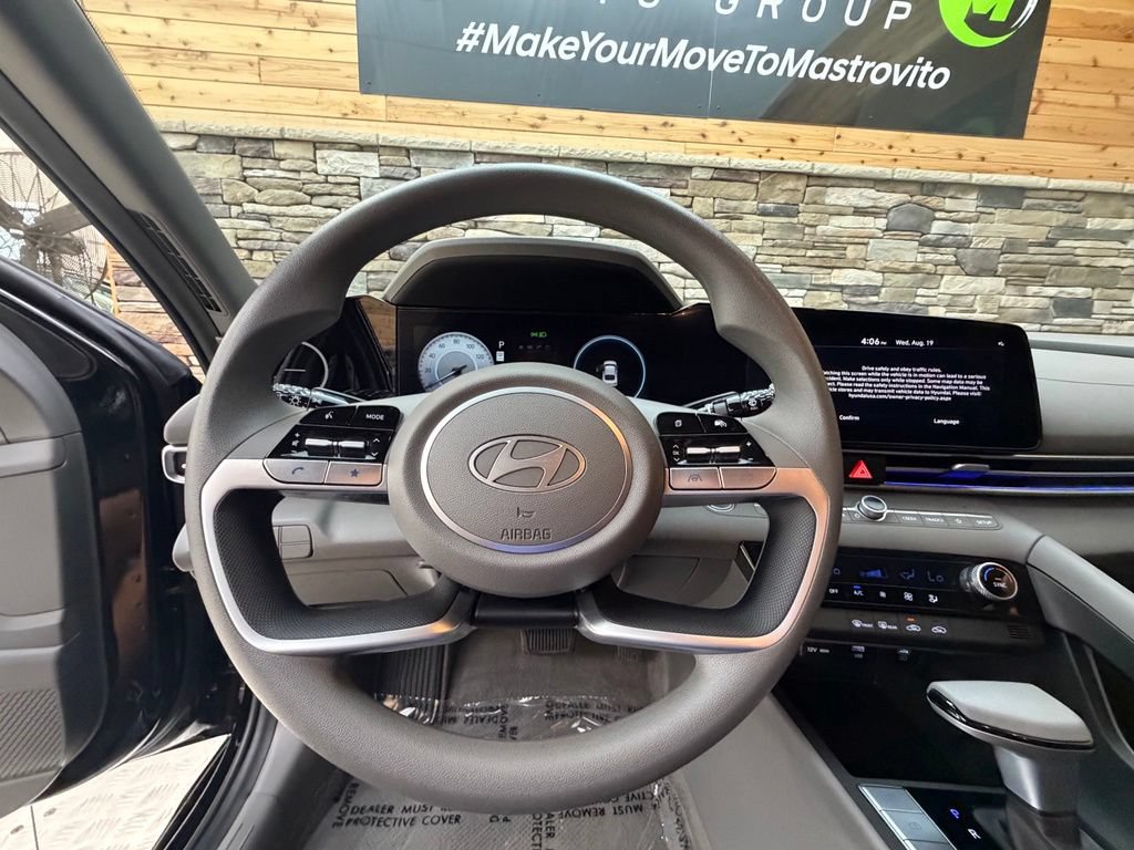 Used 2024 Hyundai Elantra SEL FWD image 30