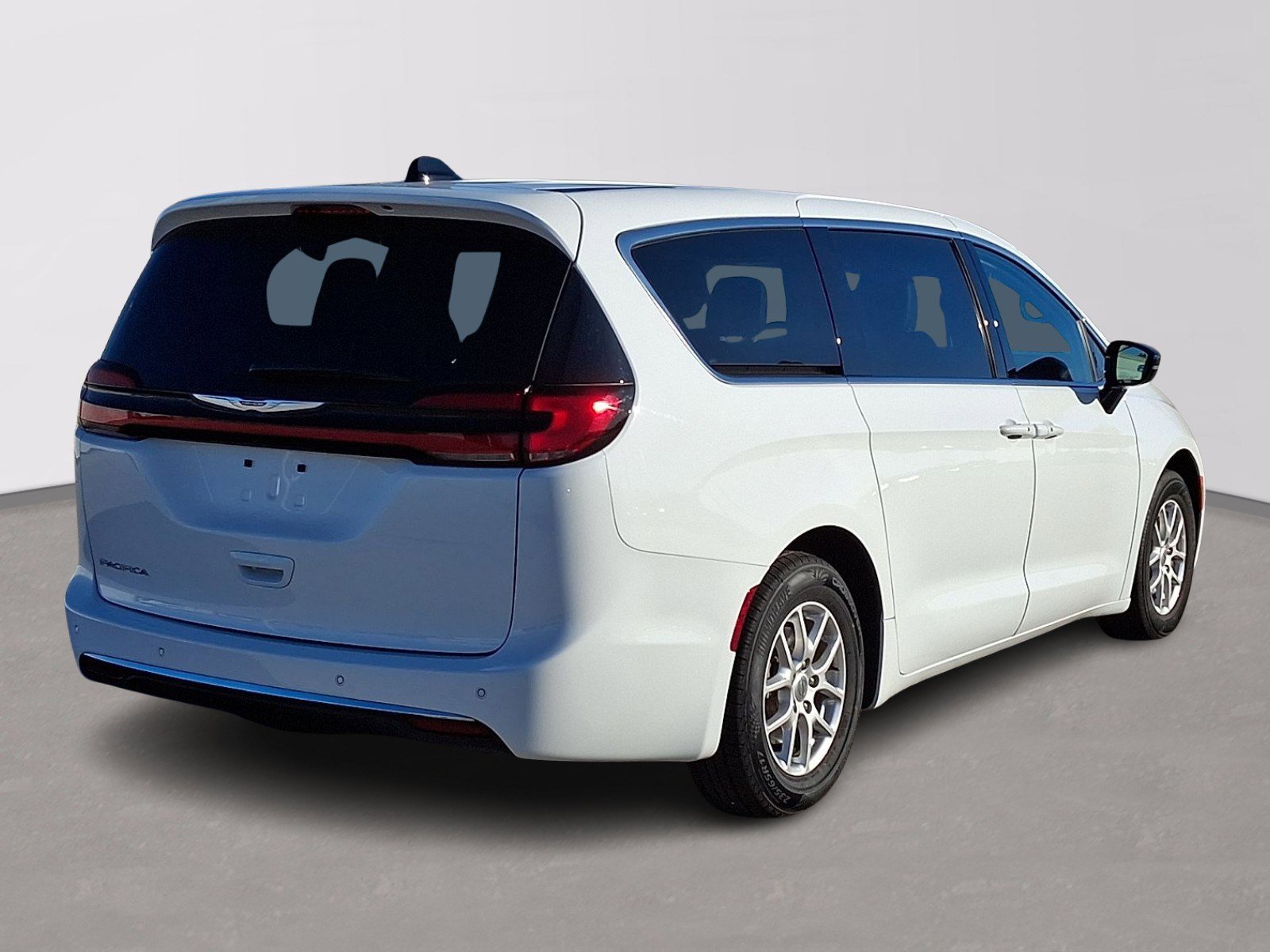 Used 2024 Chrysler Pacifica Touring-L image 6