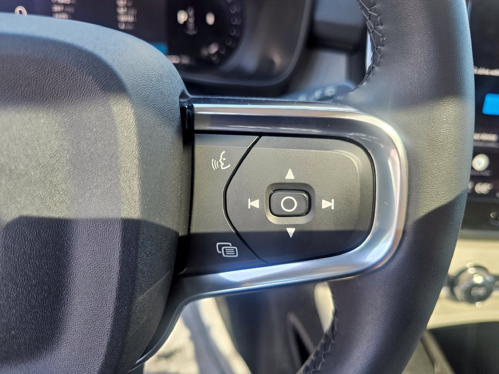 Certified 2024 Volvo XC40 B5 Plus w/ Protection Package Premier AWD/4WD image 19