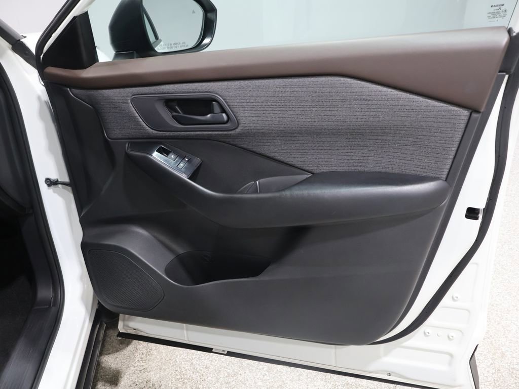 Used 2023 Nissan Rogue S image 23