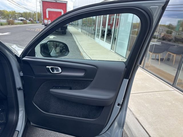 Certified 2025 Volvo XC40 B5 Plus AWD/4WD image 14