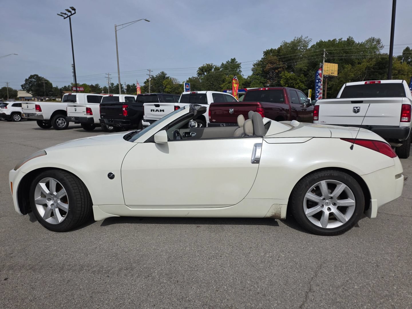 Used 2005 Nissan 350Z Touring RWD image 2