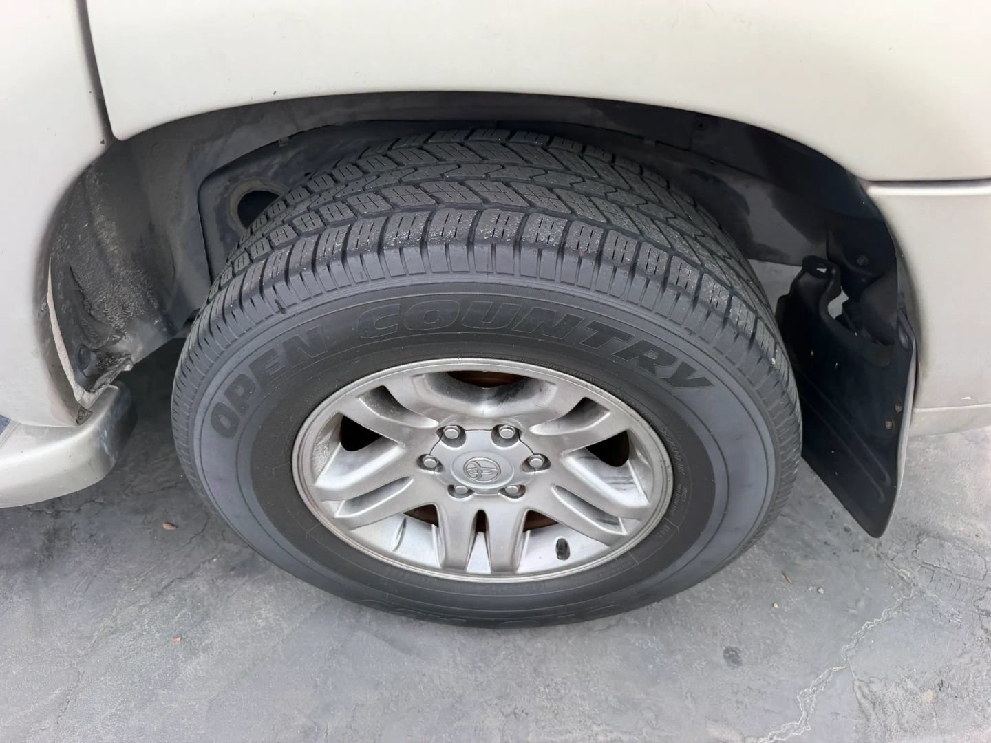 Used 2004 Toyota Sequoia SR5 RWD image 32