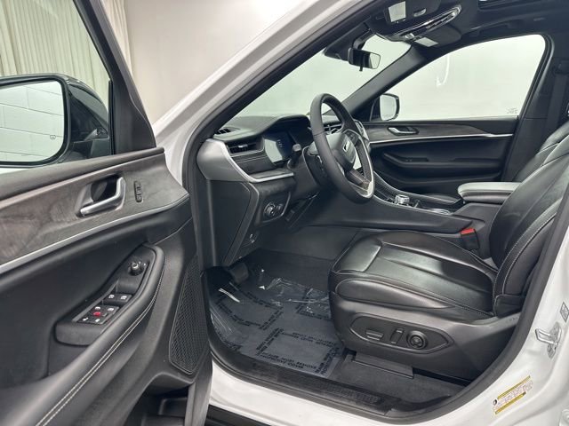 Used 2025 Jeep Grand Cherokee Limited w/ Black Appearance Package image 10