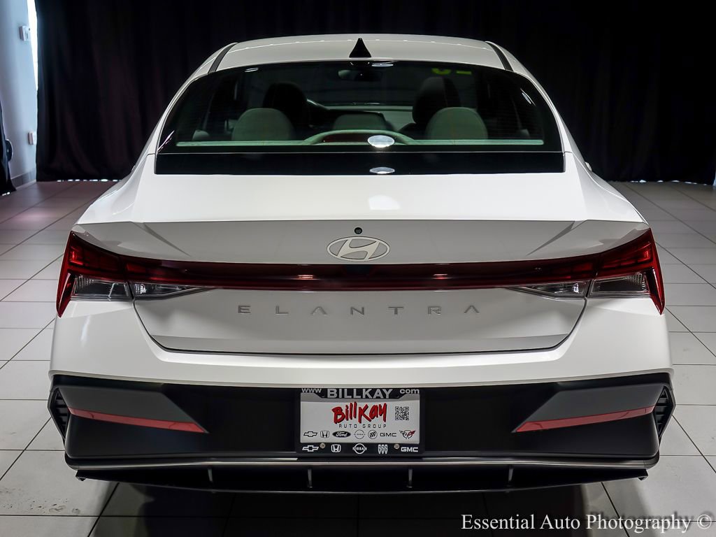 Used 2025 Hyundai Elantra SEL image 12