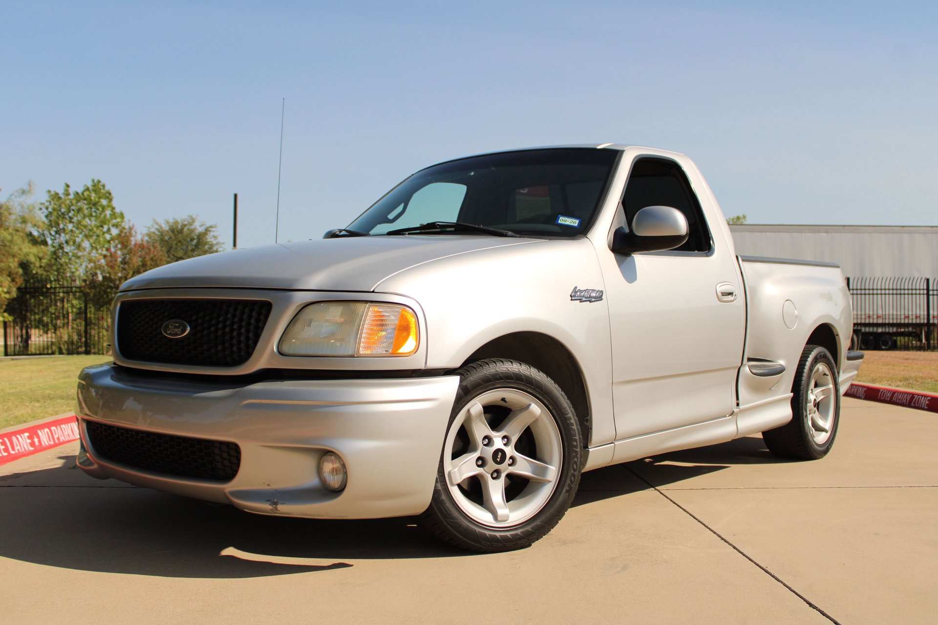 Used 2000 Ford F150 Lightning RWD image 3