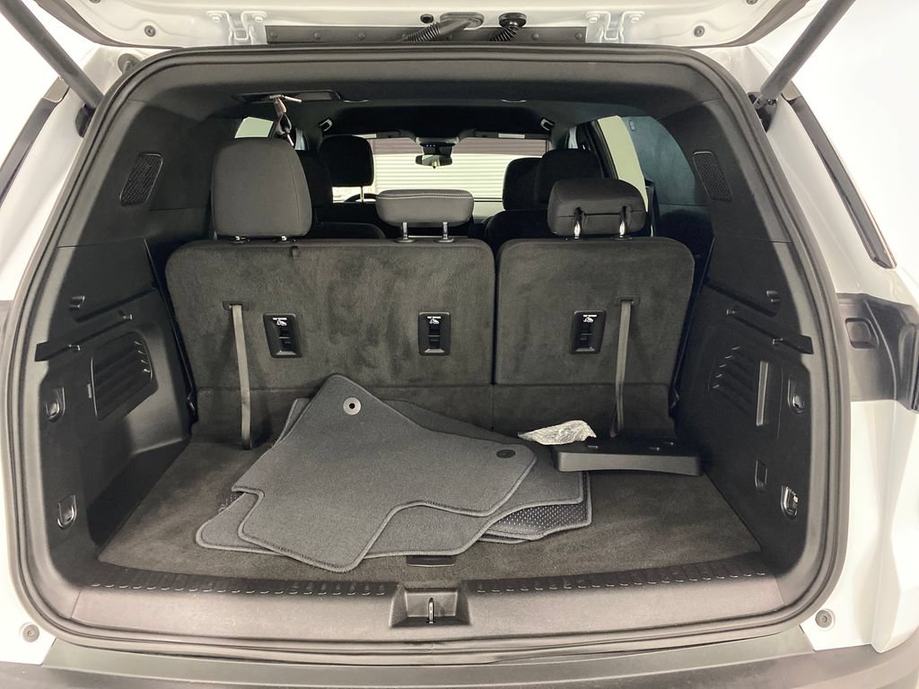 Used 2025 Chevrolet Traverse LT w/ LPO, Floor Liner Package FWD image 8