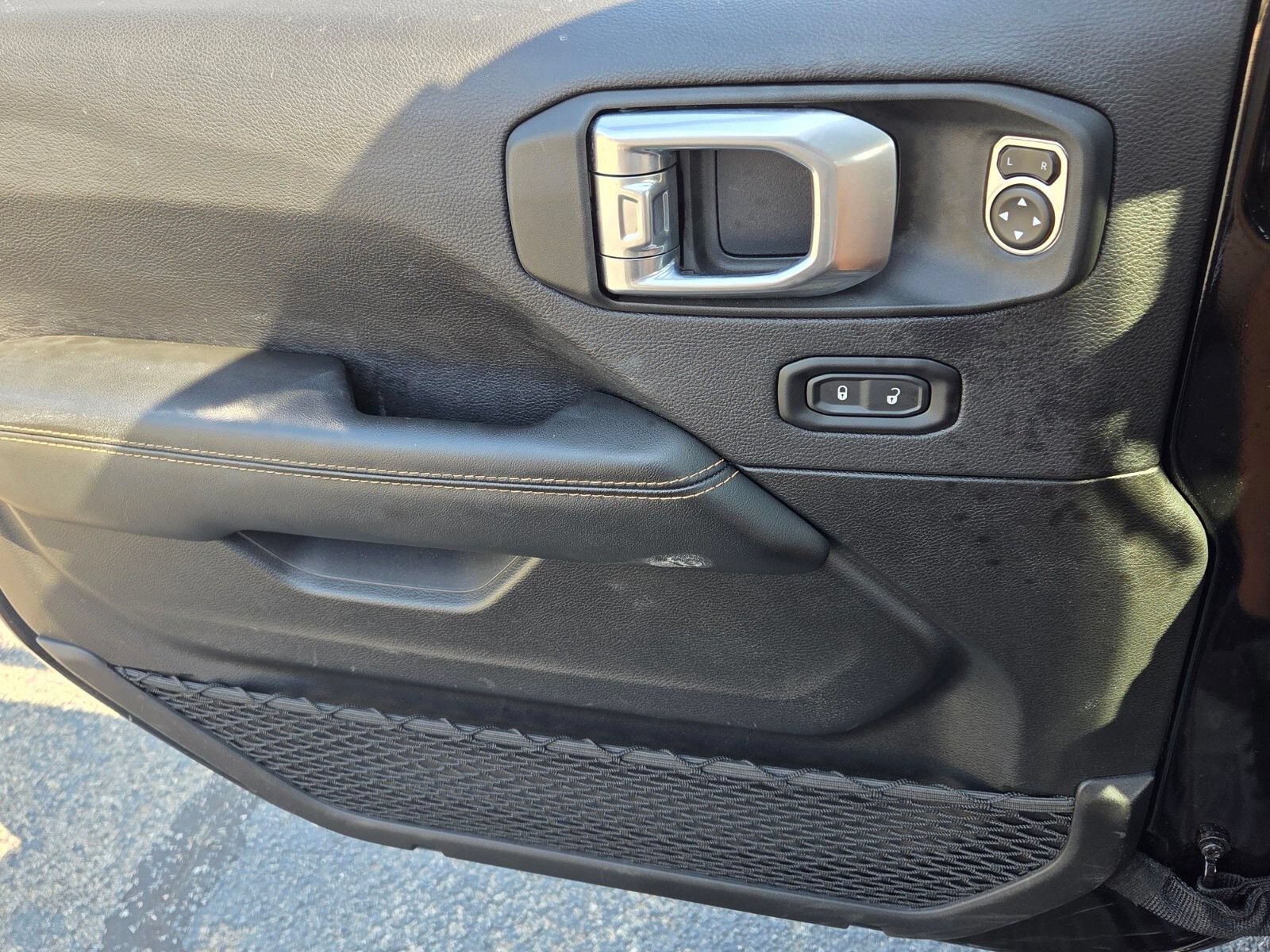 Used 2025 Jeep Wrangler Unlimited Sahara AWD/4WD image 31