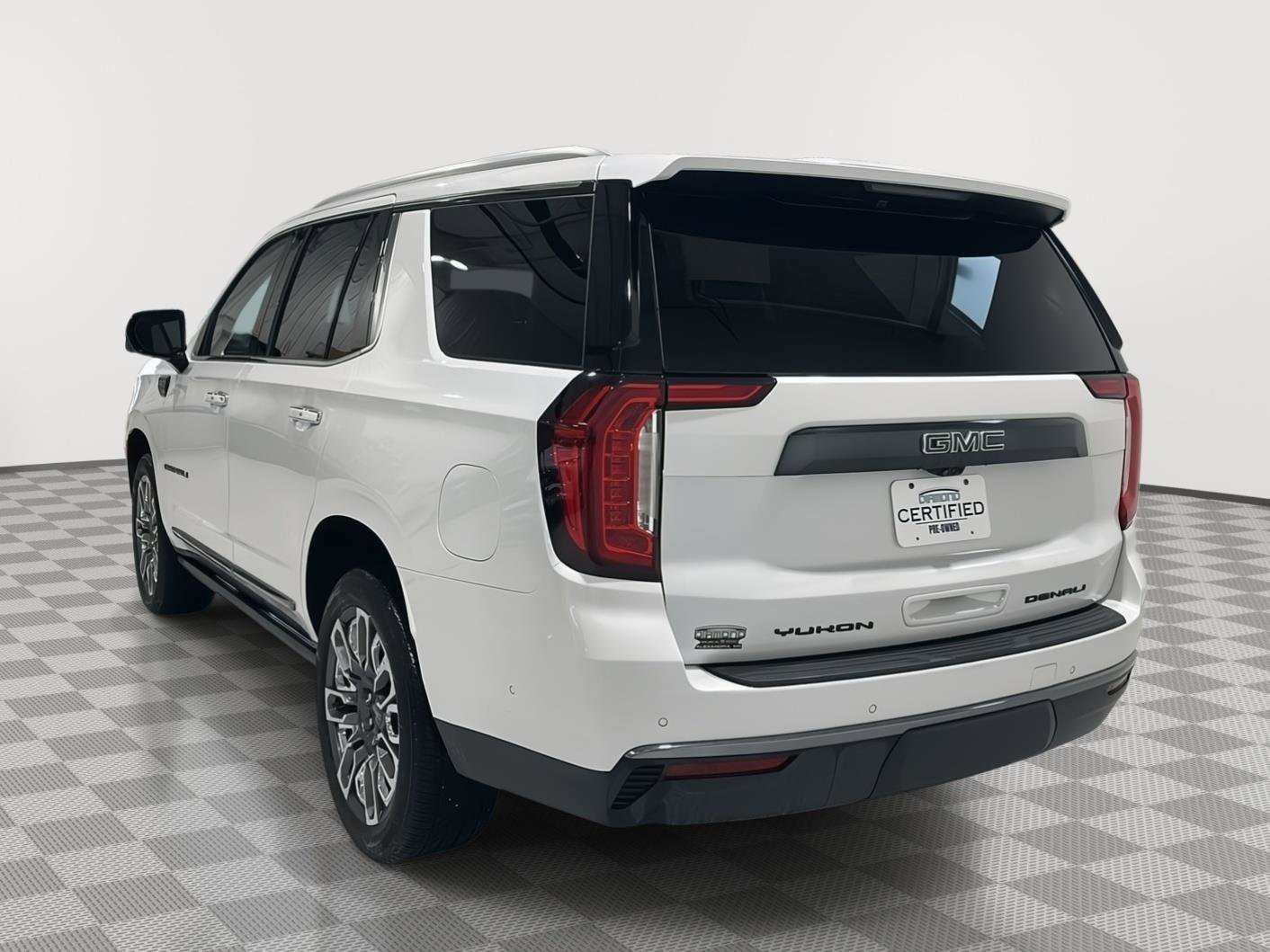 Used 2024 GMC Yukon Denali Ultimate AWD/4WD image 3