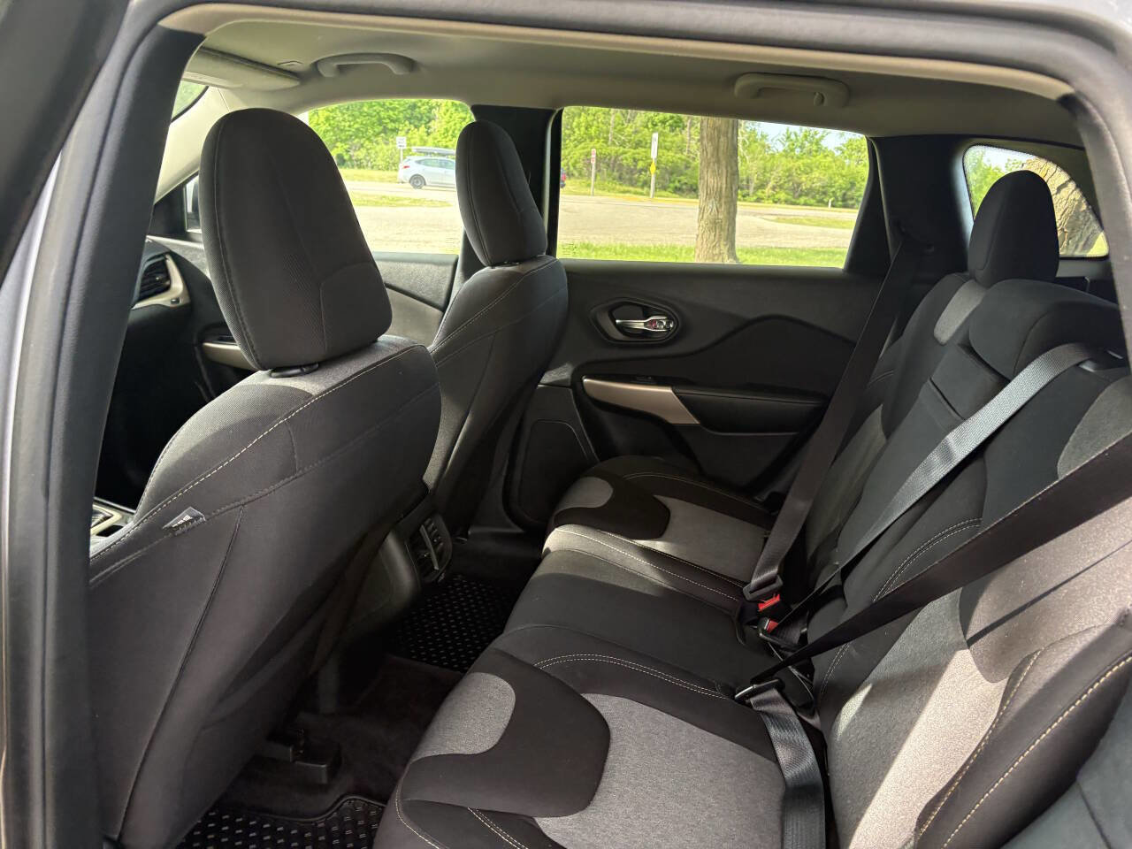 Used 2018 Jeep Cherokee Latitude w/ Cold Weather Group AWD/4WD image 27