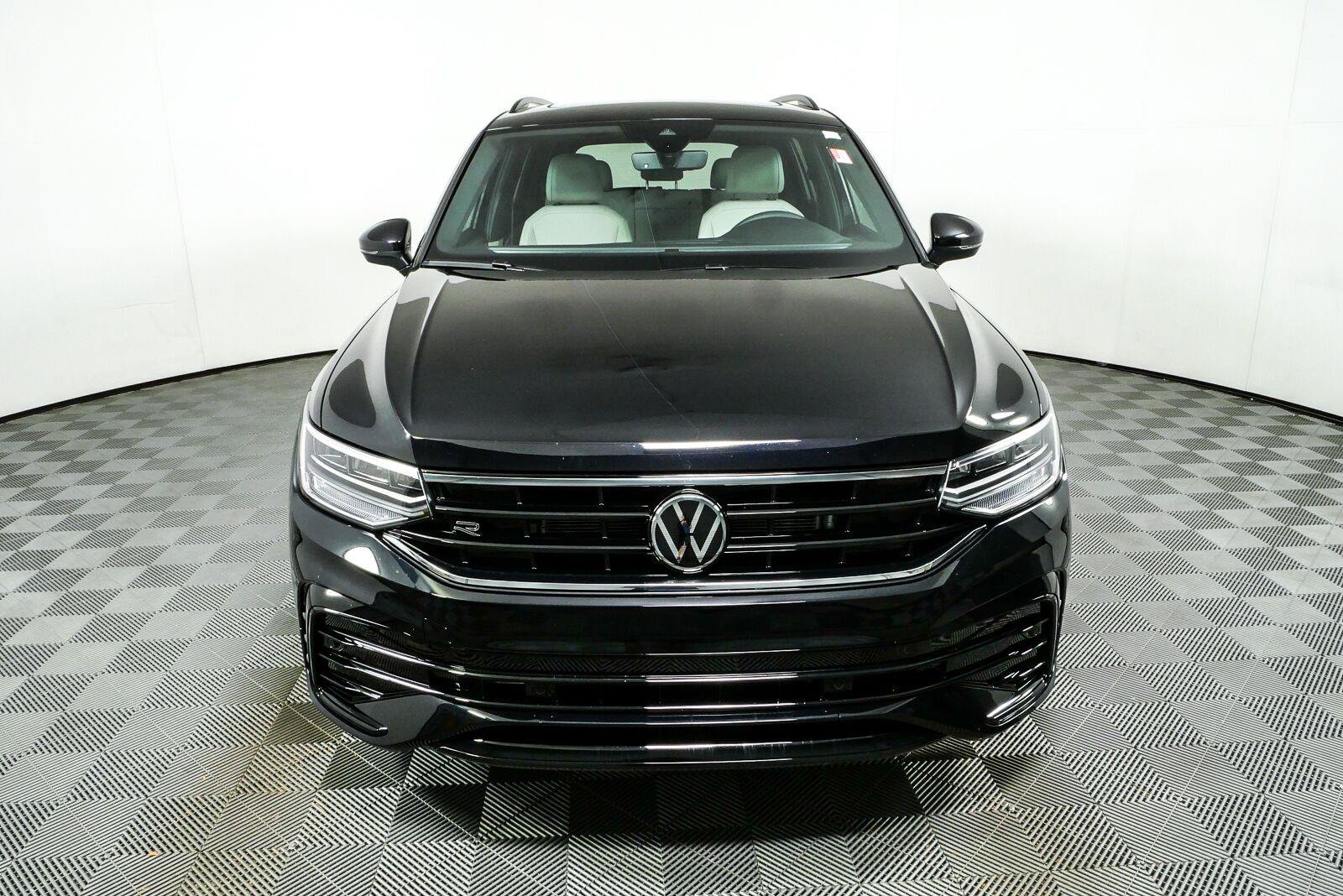 Certified 2024 Volkswagen Tiguan SE R-Line AWD/4WD image 25