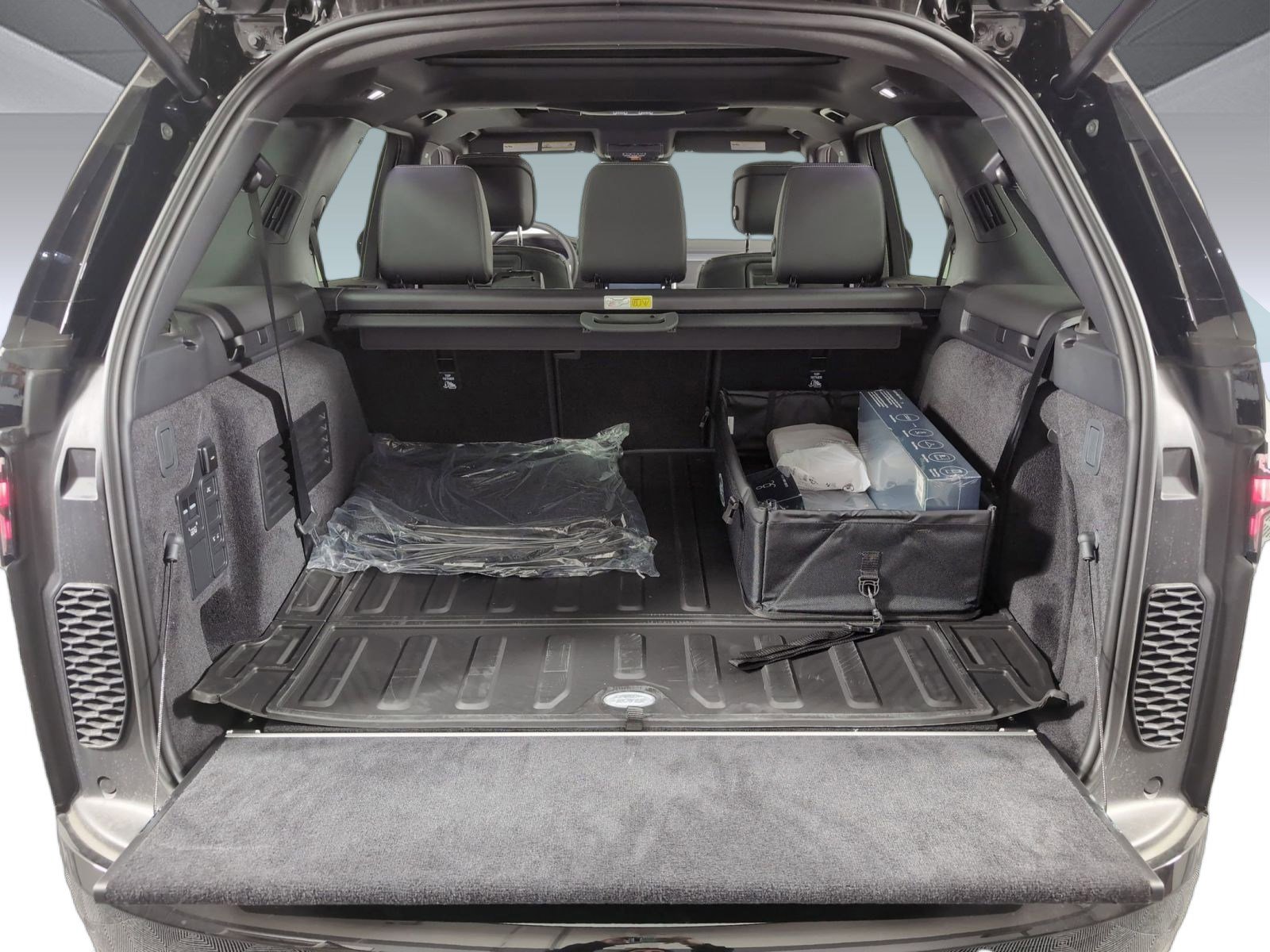 Used 2025 Land Rover Discovery Dynamic SE image 26