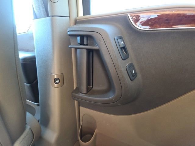 Used 2011 Chrysler Town & Country Limited image 26