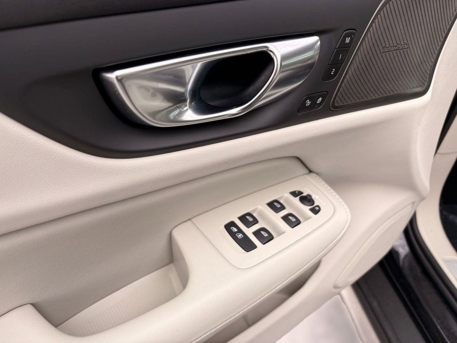 Certified 2025 Volvo V60 B5 Cross Country Ultra w/ Protection Package Premier image 12