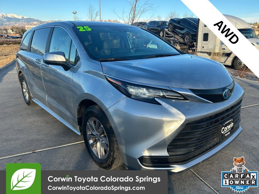 Used 2025 Toyota Sienna LE image 1