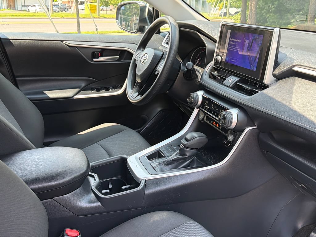 Used 2025 Toyota RAV4 XLE AWD/4WD image 15