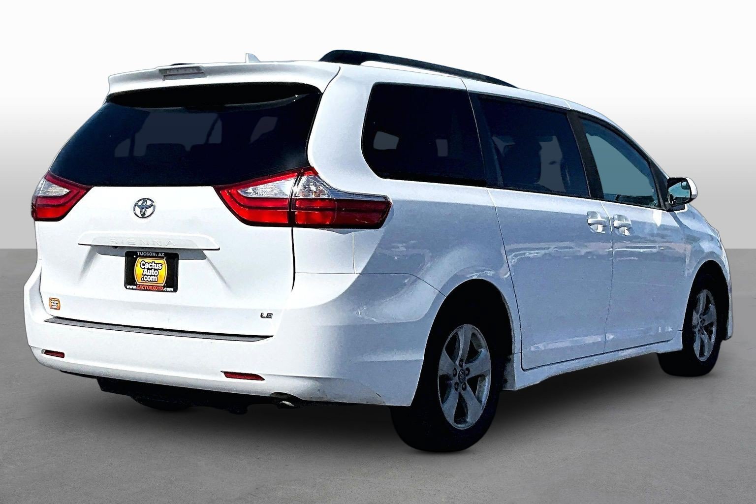 Used 2019 Toyota Sienna LE FWD image 2