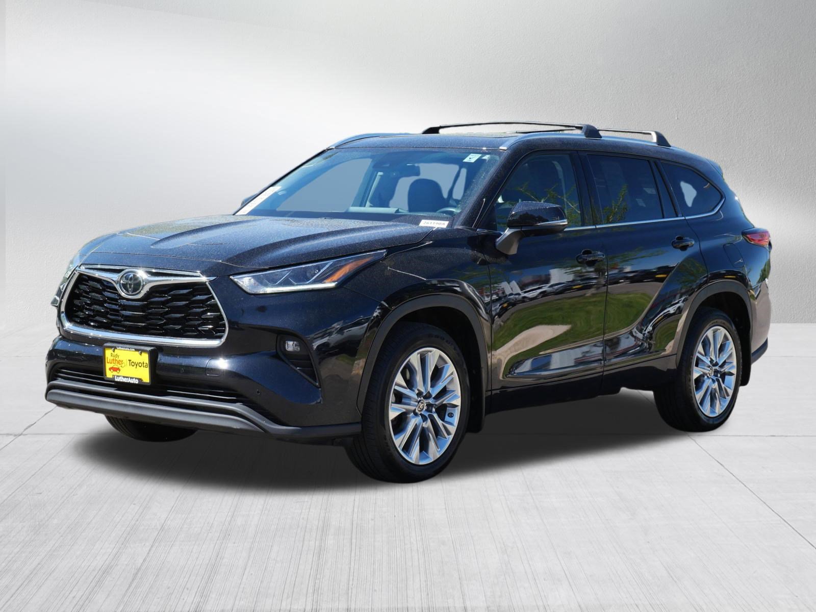 Used 2023 Toyota Highlander Limited AWD/4WD image 3