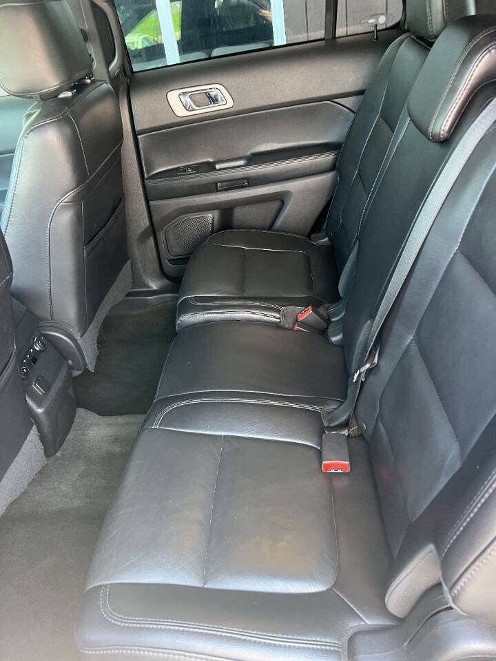 Used 2014 Ford Explorer XLT w/ Equipment Group 202A AWD/4WD image 8