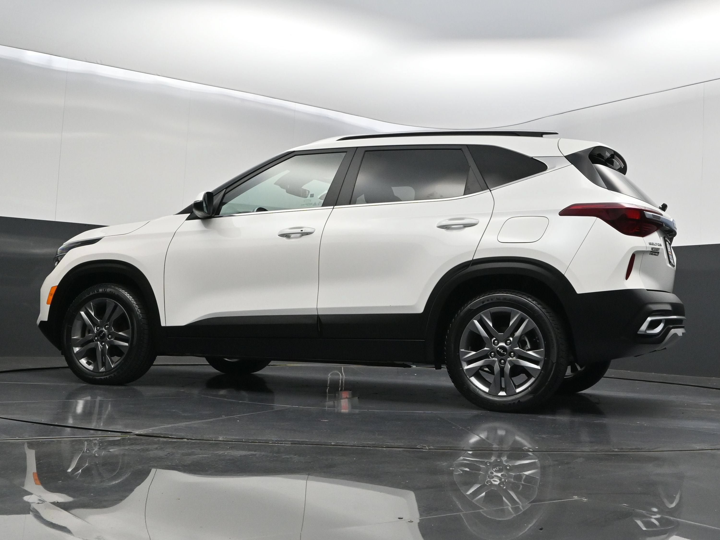 Used 2023 Kia Seltos S w/ Navigation Package FWD image 40