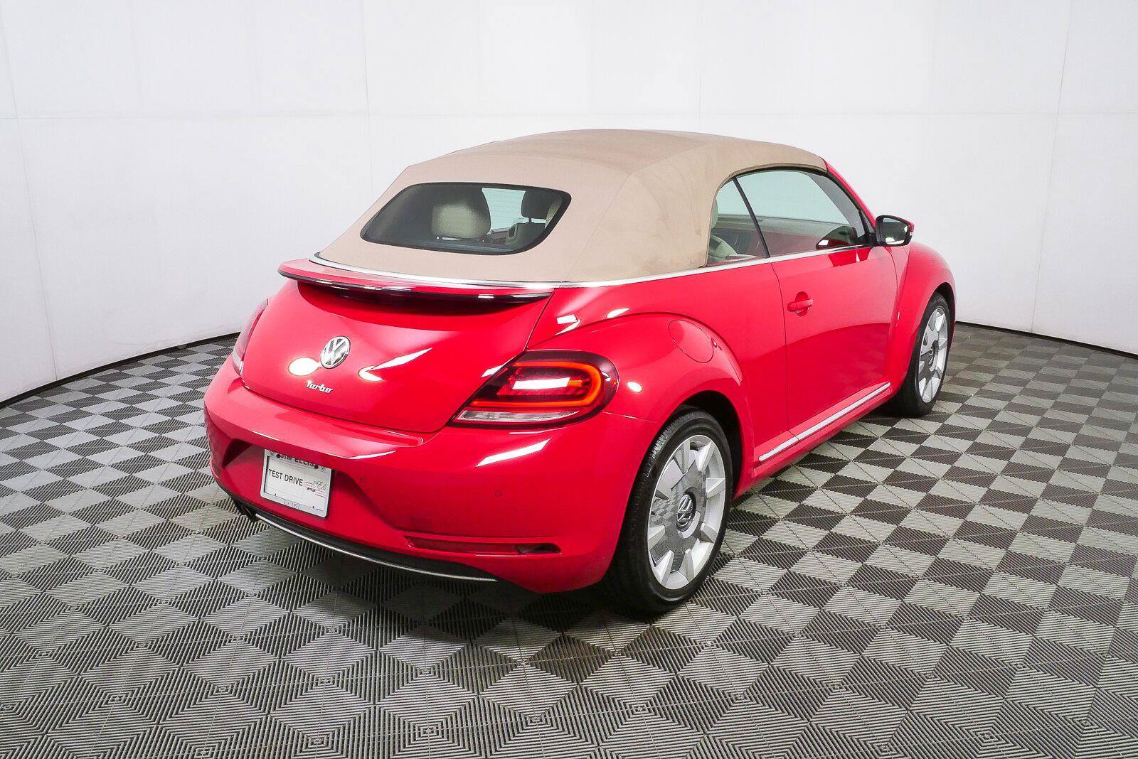 Used 2019 Volkswagen Beetle 2.0T SE w/ SE Premium Package FWD image 6