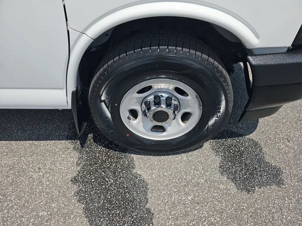 Used 2017 Chevrolet Express 3500 Extended RWD image 22