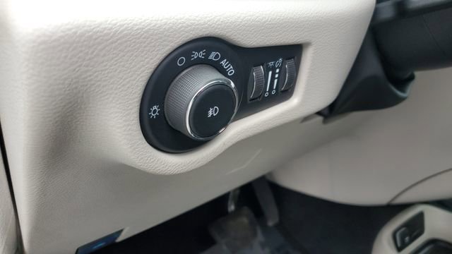 Certified 2024 Chrysler Pacifica Touring-L image 9