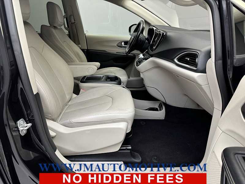 Used 2021 Chrysler Pacifica Touring-L image 22