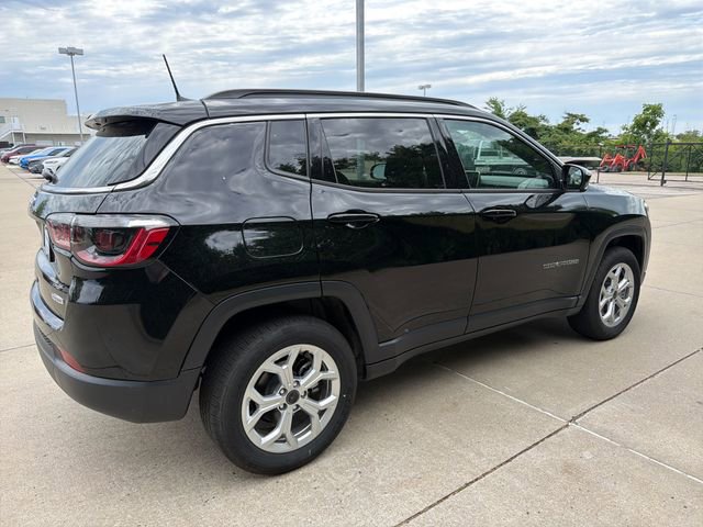 Used 2025 Jeep Compass Latitude AWD/4WD image 5