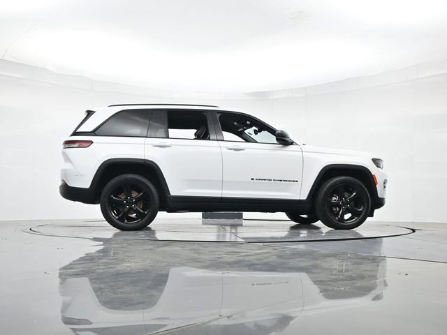 Used 2023 Jeep Grand Cherokee Altitude image 29