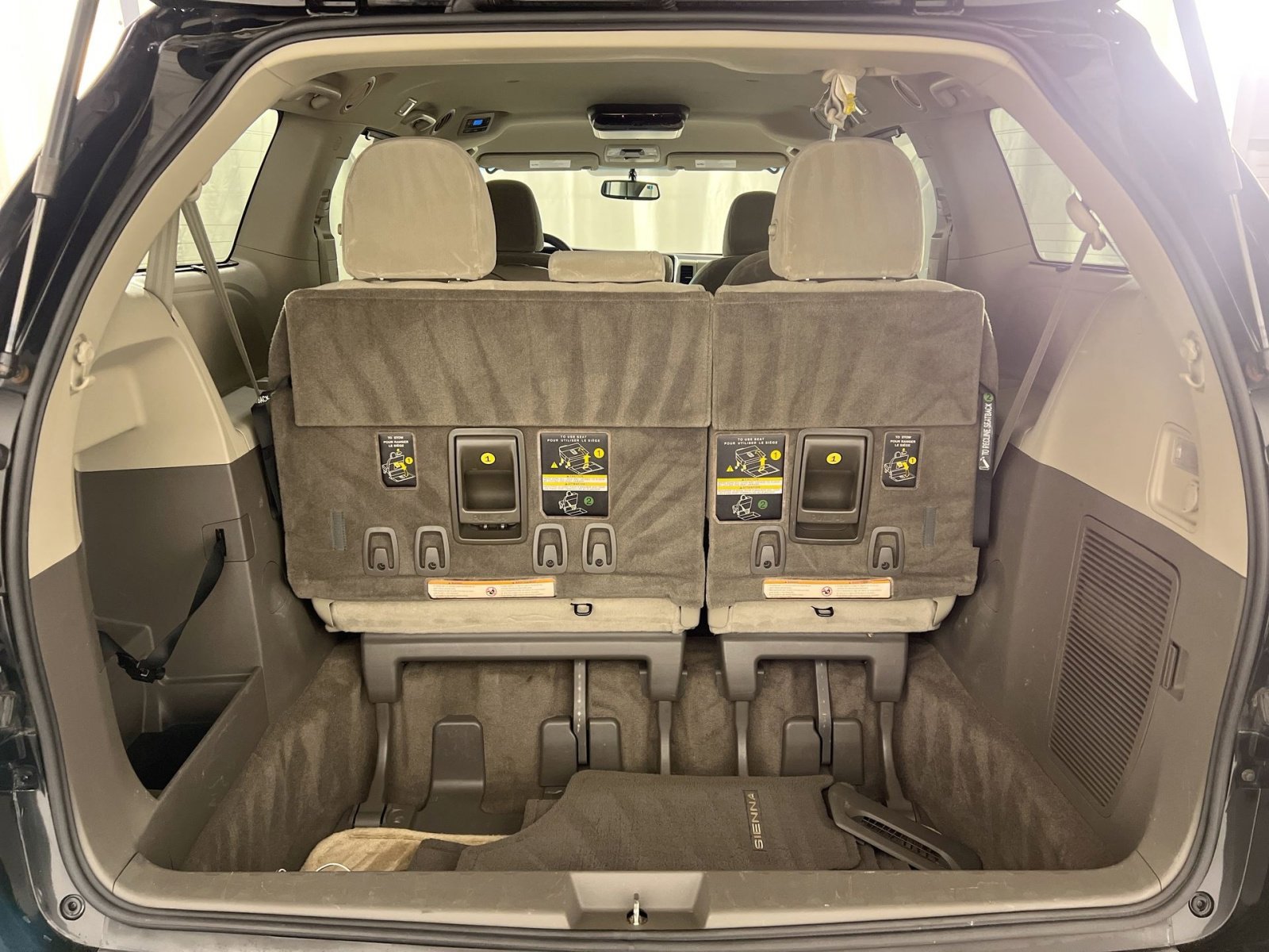 Used 2015 Toyota Sienna LE image 26