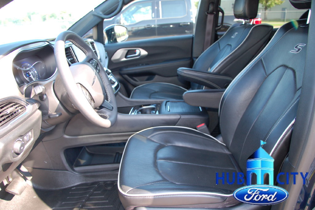 Used 2023 Chrysler Pacifica Limited w/ Uconnect Theater Family Group AWD/4WD image 10